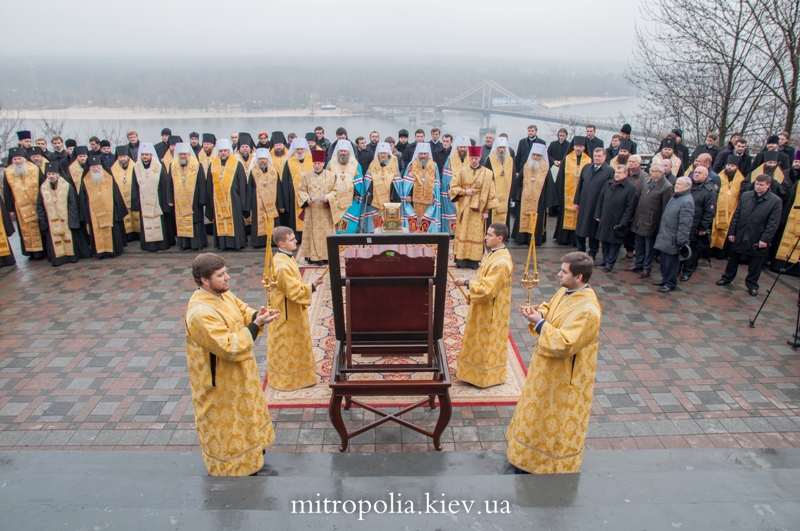 Епископ Боярский Феодосий принял участие в ежегодном благодарственном молебне у памятника св. равноап. князю Владимиру