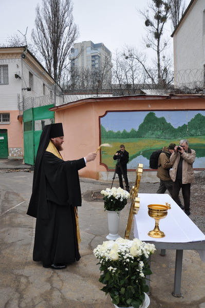 Єпископ Боярський Феодосій звершив освячення хреста на купол храму в Київському слідчому ізоляторі