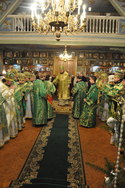 Епископ Боярский Феодосий возглавил соборное богослужение духовенства Оболонского района г.Киева в день престольного праздника в Пуще-Водице