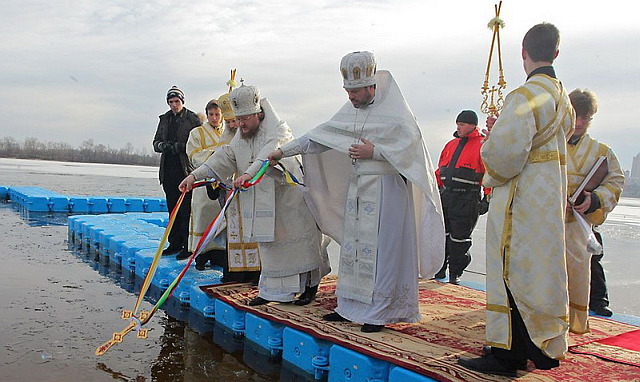 Управляющий Северным киевским викариатством епископ Боярский Феодосий совершил традиционное Великое освящение вод Днепра