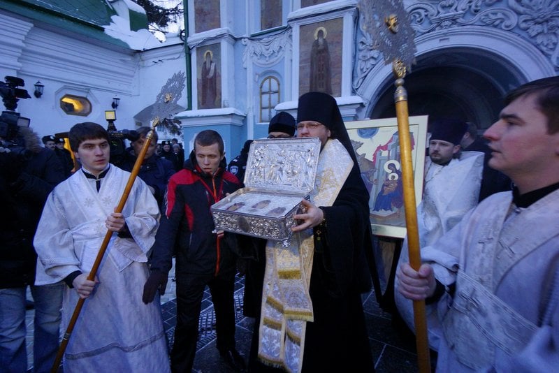 Єпископ Боярський Феодосій зустрів Дари волхвів в аеропорту “Бориспіль” та супроводив їх у Києво-Печерську Лавру