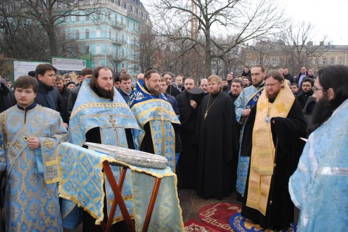 Епископ Боярский Феодосий возле киевского Десятинного монастыря возглавил молебен за мир в Украине