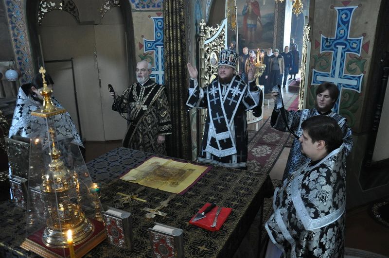 Єпископ Боярський Феодосій звершив літургію Передосвячених Дарів у Хрестовоздвиженському храмі на Подолі