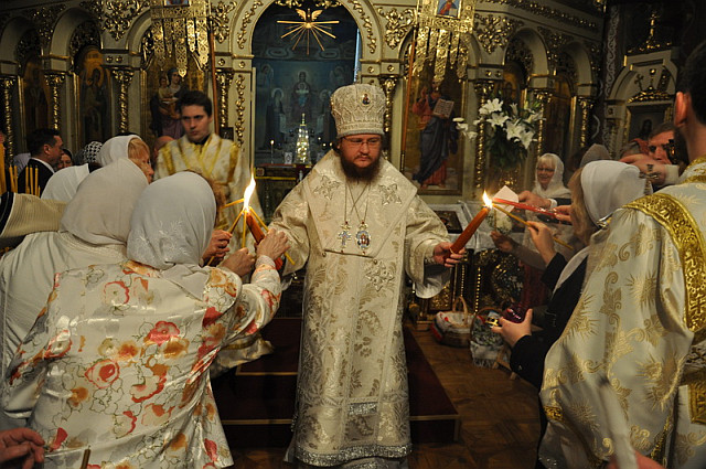 У Великодню ніч єпископ Боярський Феодосій звершив святкову утреню і Божественну літургію