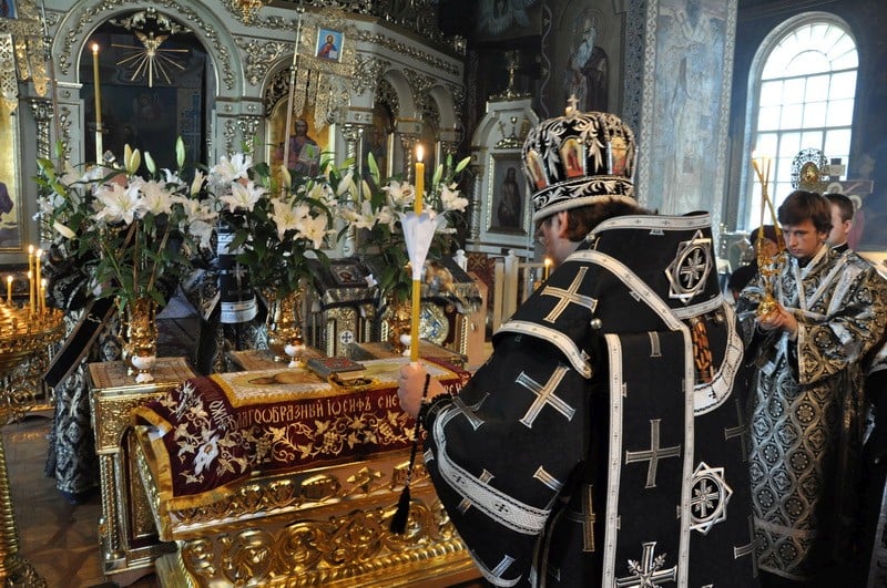Епископ Боярский Феодосий совершил вечерню Великой Пятницы с выносом Плащаницы Спасителя