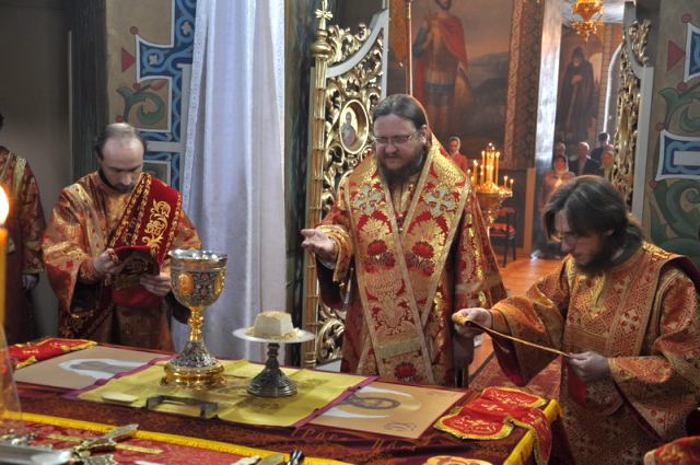 Епископ Боярский Феодосий совершил Литургию в Неделю 2-ю по Пасхе, апостола Фомы