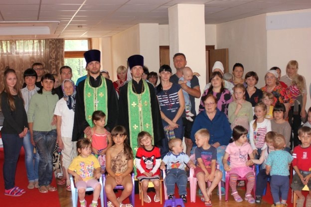 Священники Оболонского благочиния посетили беженцев, поселенных в санатории в Пуще-Водице