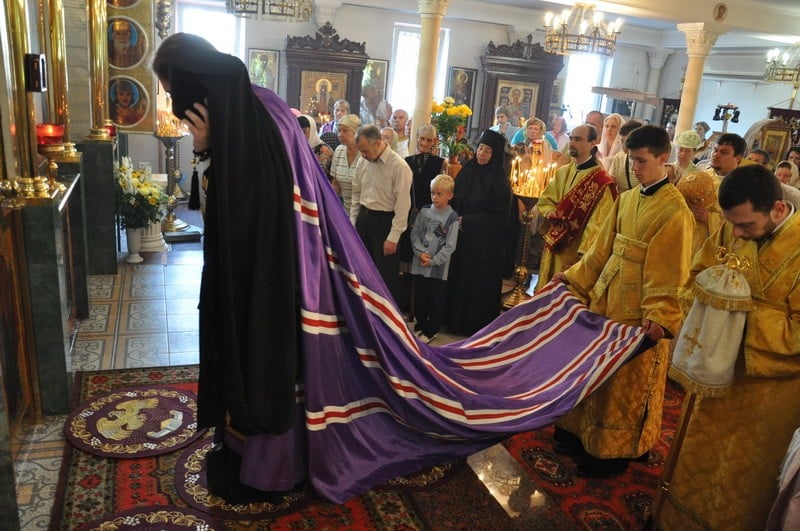 В день престольного праздника епископ Боярский Феодосий возглавил Божественную литургию в Петропавловском храме на Нивках