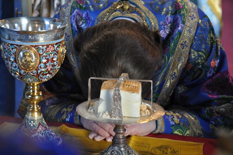 В день малого престольного праздника епископ Боярский Феодосий возглавил Божественную литургию в Крестовоздвиженском храме г.Киева