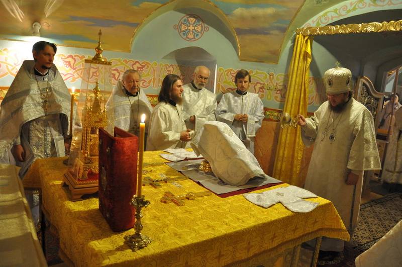 В день малого престольного праздника епископ Боярский Феодосий возглавил Божественную литургию в Крестовоздвиженском храме г.Киева