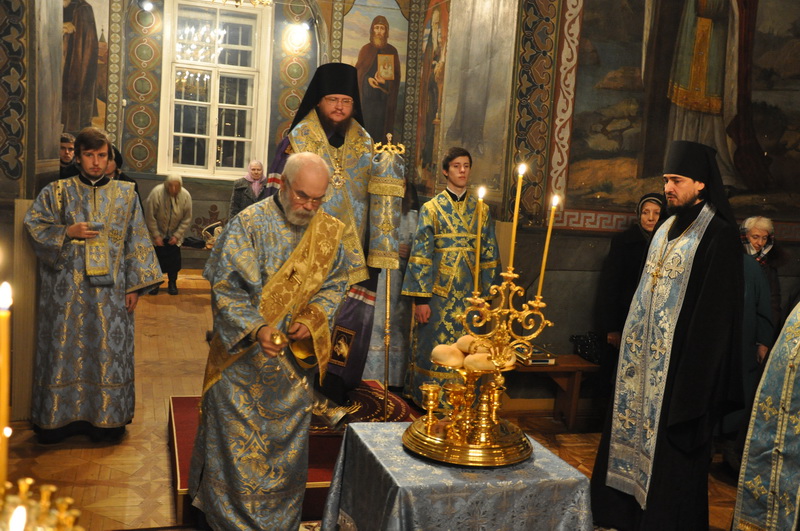 Епископ Боярский Феодосий совершил всенощное бдение накануне праздника Введения в храм Пресвятой Богородицы