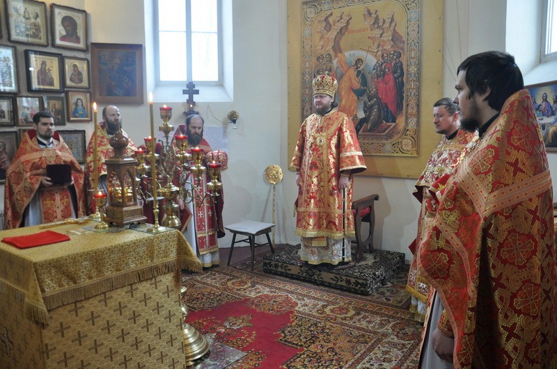 Епископ Боярский Феодосий возглавил Божественную литургию по случаю малого престольного праздника в Петропавловском храме на Подоле