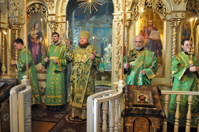 Епископ Боярский Феодосий совершил всенощное бдение накануне Вербного воскресенья