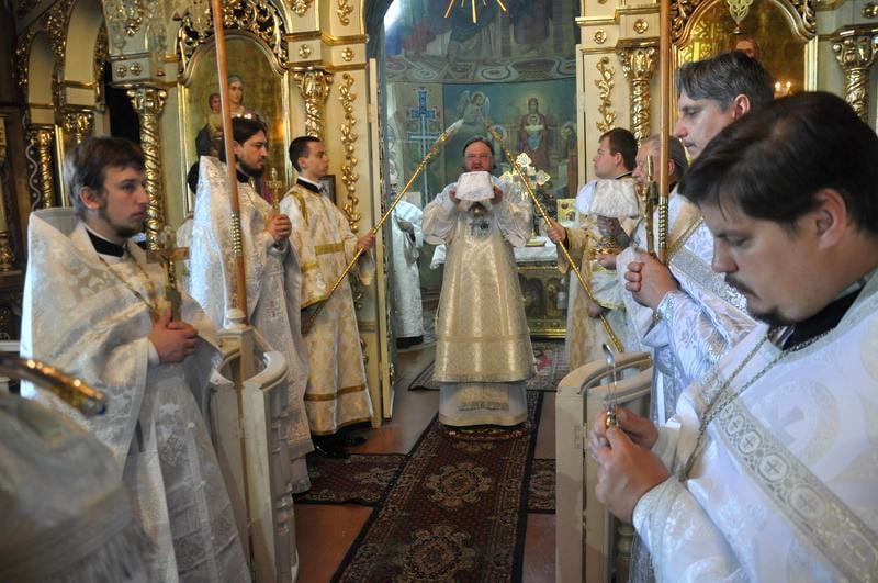 Епископ Боярский Феодосий совершил Литургию в Троицкую родительскую субботу