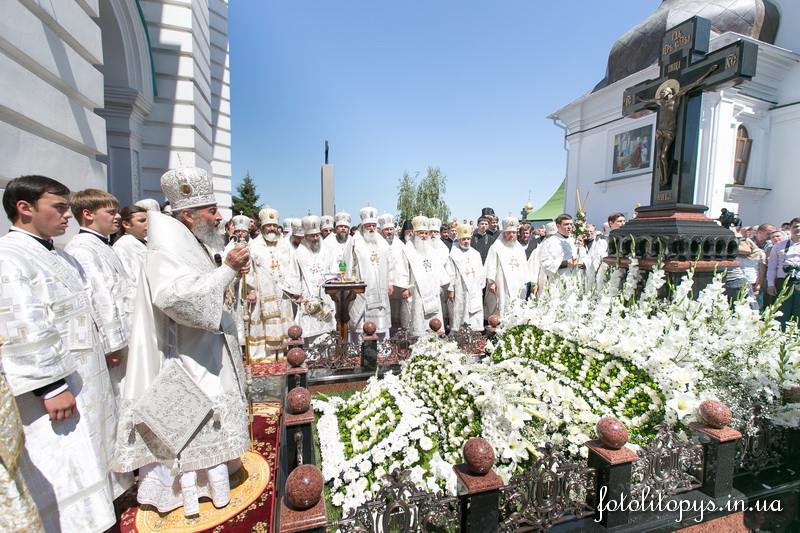 Епископ Боярский Феодосий принял участие в освящении надгробного креста и совершении панихиды на могиле Блаженнейшего Митрополита Владимира