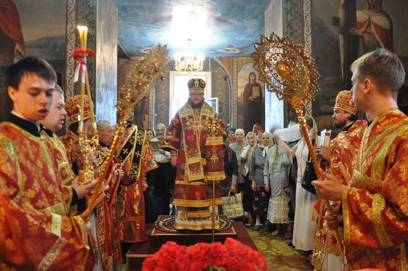 Епископ Боярский Феодосий совершил Литургию в день престольного праздника Крестовоздвиженского храма на Подоле