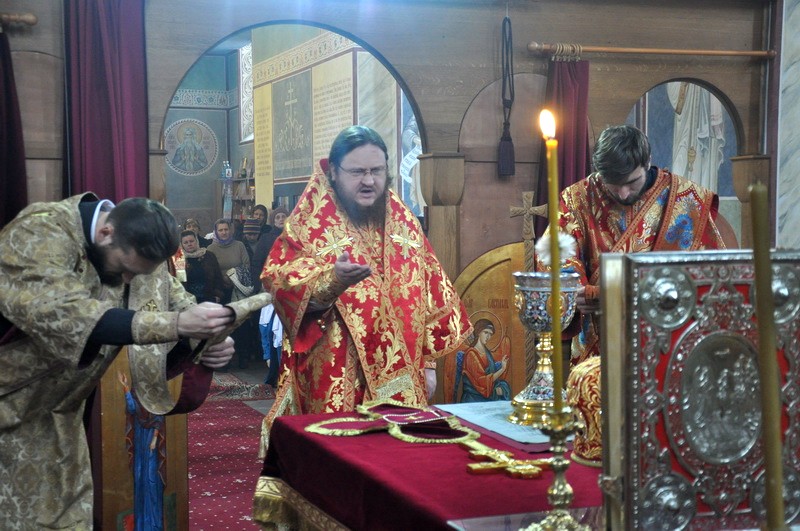 В день памяти сщмч.Константина, митрополита Киевского, епископ Боярский Феодосий совершил Литургию и молебен на месте захоронения святого
