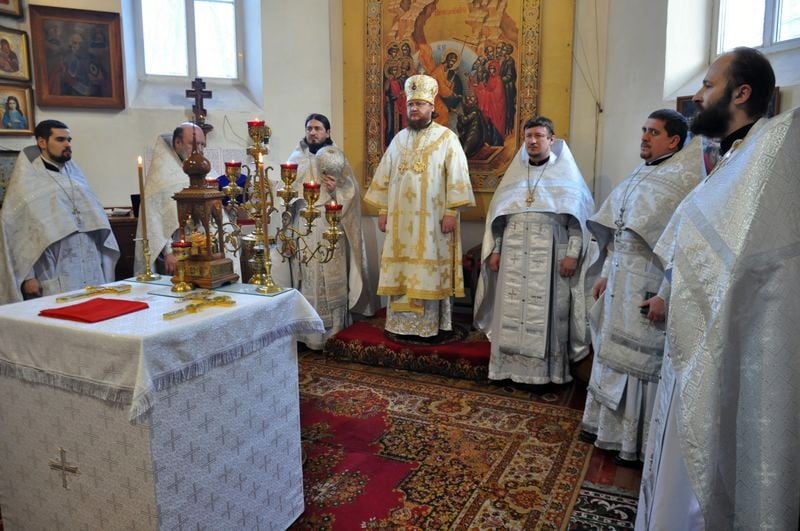 Епископ Боярский Феодосий совершил Литургию в Петропавловском храме на Подоле