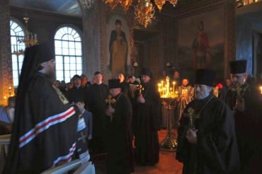 Епископ Боярский Феодосий совершил вечерню с чином прощения в Крестовоздвиженском храме столицы