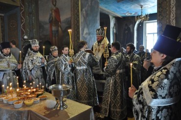 Епископ Боярский Феодосий совершил литургию Преждеосвященных Даров и освящение колива в Крестовоздвиженском храме г.Киева