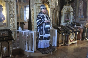 Єпископ Боярський Феодосій звершив вечірню Великої П’ятниці з виносом Плащаниці Спасителя