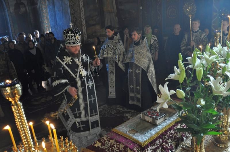 Преосвященный епископ Феодосий совершил утреню Великой Субботы с чином погребения Плащаницы