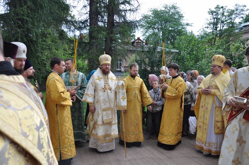 Єпископ Боярський Феодосій очолив богослужіння престольного свята в храмі святителя Луки Кримського