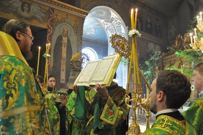 Епископ Боярский Феодосий совершил всенощное бдение накануне Дня Святой Троицы