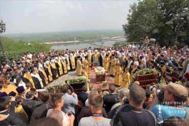 Управляющий Северным викариатством столицы епископ Боярский Феодосий принял участие в молебне на Владимирской горке (+ВИДЕО)