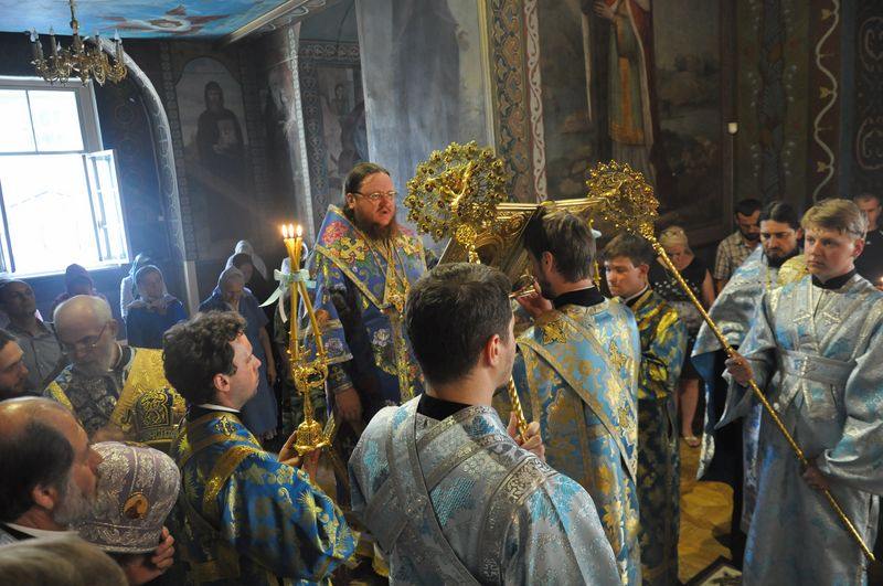 Епископ Боярский Феодосий совершил утреню с чином погребения Плащаницы Божией Матери