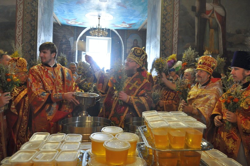 Епископ Боярский Феодосий совершил Литургию в день праздника Происхождения Честных Древ Животворящего Креста Господня
