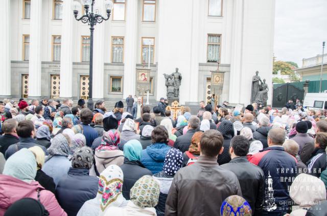 В день рассмотрения скандального законопроекта №4128 верующие продолжили молитвенное стояние у стен Верховной Рады (видео)