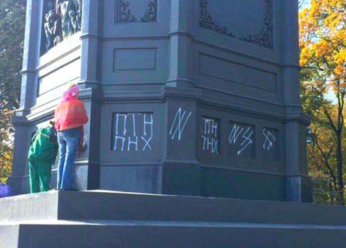 У Києві вдруге за тиждень вандали поглумилися над пам’ятником святому князю Володимиру