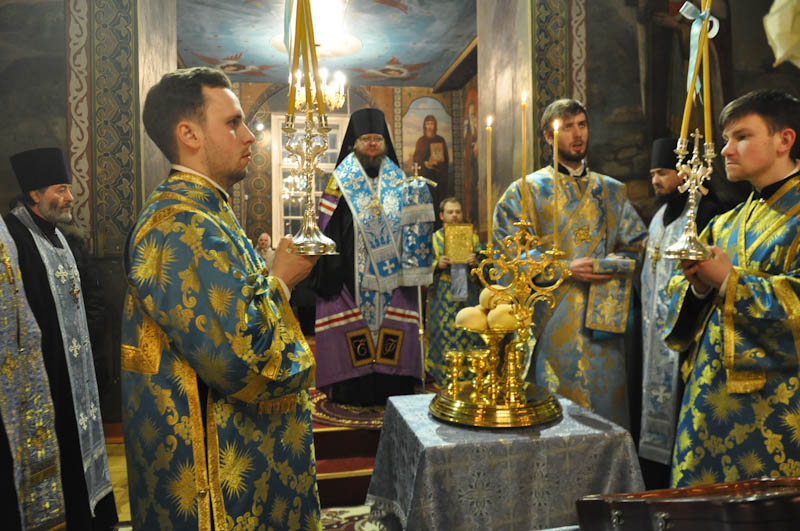 Епископ Боярский Феодосий совершил всенощное бдение накануне праздника Сретения