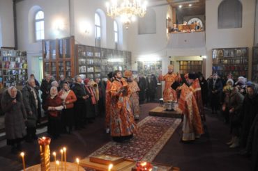 Епископ Боярский Феодосий возглавил Божественную литургию по случаю малого престольного праздника в Петропавловском храме на Подоле