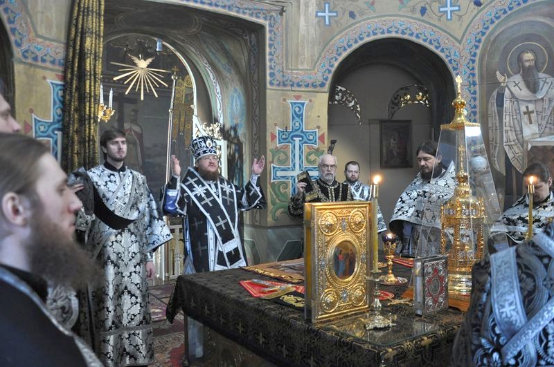 Епископ Боярский Феодосий совершил Божественную литургию Преждеосвященных Даров и освящение колива в Крестовоздвиженском храме г.Киева