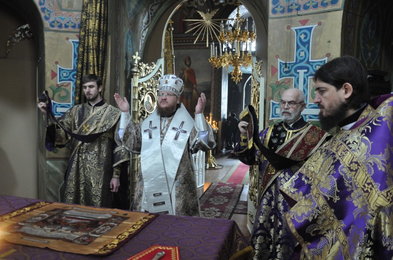 Епископ Боярский Феодосий совершил Литургию в Великий Четверг