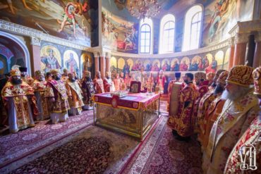 У Світлу Середу єпископ Боярський Феодосій співслужив Предстоятелю в Успенському соборі Києво-Печерської Лаври