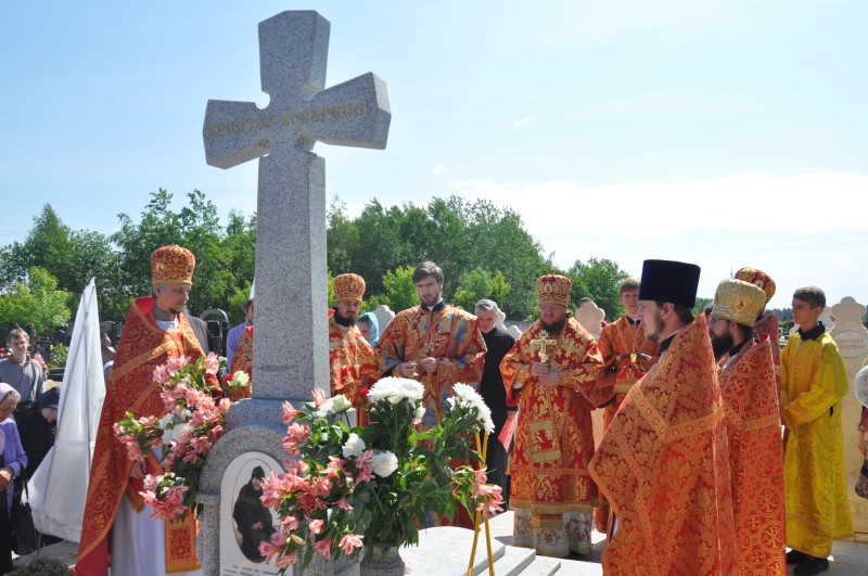 В день отдания Пасхи епископ Боярский Феодосий совершил Литургию и панихиду на Южном кладбище г.Киева