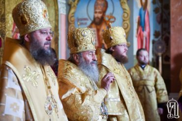 У Неділю всіх святих єпископ Боярський Феодосій співслужив Предстоятелю в Успенському соборі Києво-Печерської Лаври