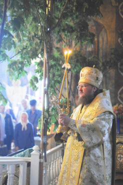 Епископ Боярский Феодосий совершил праздничное богослужение в День Святой Троицы