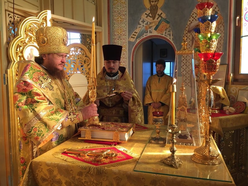 Епископ Боярский Феодосий совершил Божественную литургию во Введенском Обыденном храме на Теремках