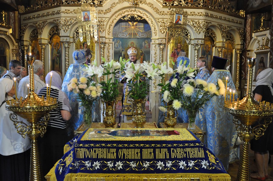 Архиепископ Боярский Феодосий совершил Литургию в день праздника Успения Пресвятой Богородицы