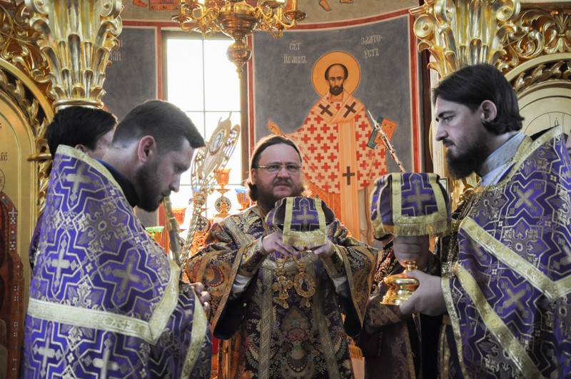 Архієпископ Боярський Феодосій звершив Літургію в день свята Походження Чесних Древ Животворящого Хреста Господнього