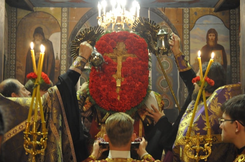 Архиепископ Боярский Феодосий совершил всенощное бдение накануне праздника Воздвижения Креста Господня
