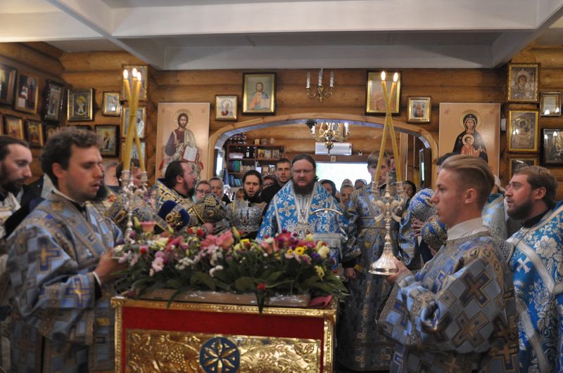 В день престольного праздника архиепископ Боярский Феодосий возглавил Божественную литургию в храме при 4-м роддоме г.Киева