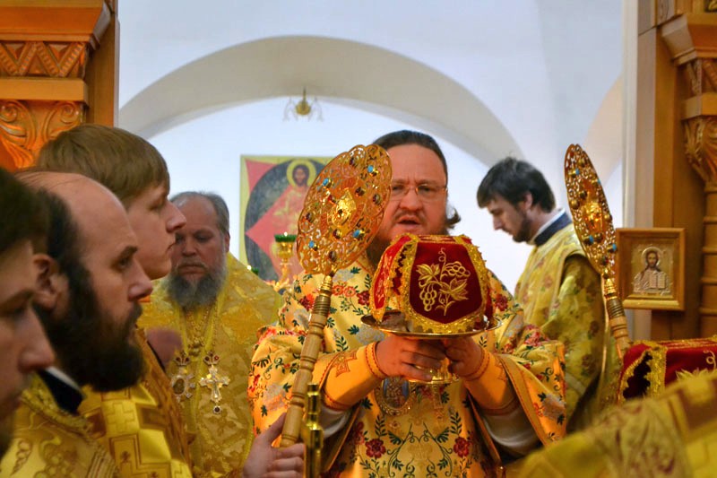 Архиепископ Боярский Феодосий возглавил ночную Литургию в день престольного праздника в Свято-Спиридоновском храме