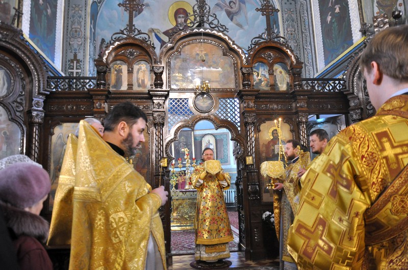 В день малого престольного праздника архиепископ Боярский Феодосий совершил Литургию и освящение Воскресной школы в Покровском храме на Приорке