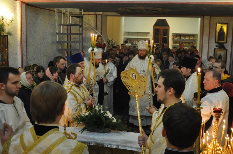 Архиепископ Боярский Феодосий совершил всенощное бдение накануне праздника Рождества Христова