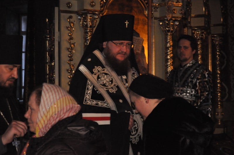 Архиепископ Боярский Феодосий совершил вечерню с чином прощения в Крестовоздвиженском храме столицы